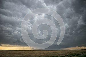 Severe warned thunderstorm over the high plains of western Kansas, close to Garden City.