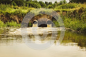 sewage from the sewer pollutes a lake/Waste water flow from water pipe into lake