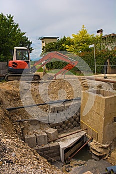 Sewer Well and Compact Crawler Excavator