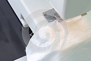 Sewing the zigzag edge of the fabric to prevent the fabric from fraying ,Sewing machine is a technology.