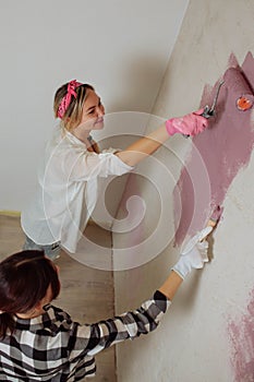 Sexy girl designer eats sushi on the construction site. painter has lunch after