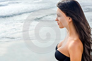 girl looking at img