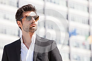 Hermoso elegante hombre. gafas de sol. la ciudad estilo 