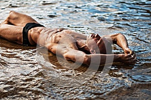 Mann auf der Strand 