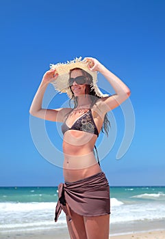 Žena v bikiny na pláž 