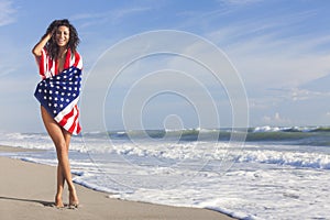 Mladá žena v americký vlajka na pláž 