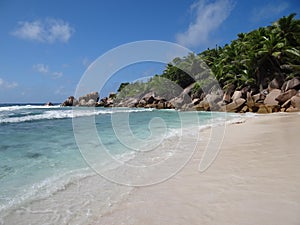 Seychelles la digue blue cristalline water and pink granit rock