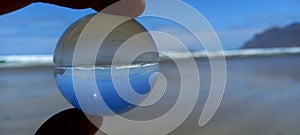 Sfera di cristallo con riflessi mare