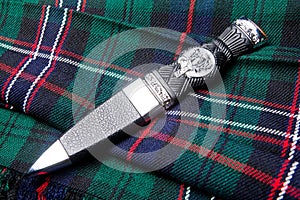 Sgian dubh on kilt