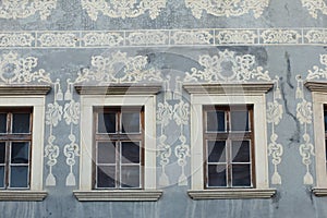 Sgrafitová nástěnná výzdoba v přední části historické budovy. Banská Štiavnica, Slovensko.