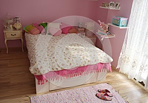 Shaby chic pink room