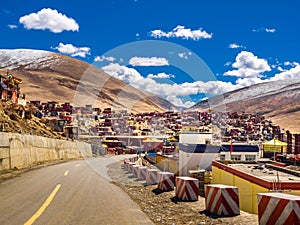 Shacks for buddhist monks and nuns at tibetan Yarchen Gar Monastery