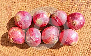Red common onion bulbs shallot vegetable raw fresh organic food bulb-onion red-onion cebola ingredient oignon piyaz allium photo photo