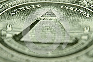 Shallow depth of field picture of the eye of providence on the back of an American single.
