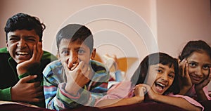 Poco profundo concentrarse de cuatro hermanos feliz ridículo mostrar sobre el televisión 