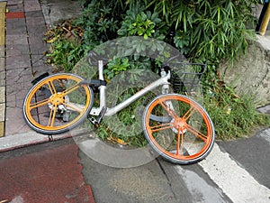 Shared bikes were thrown to the ground
