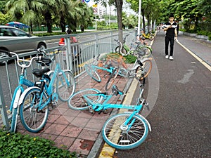Shared bikes were thrown to the ground