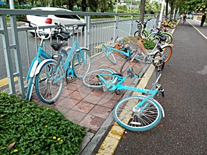 Shared bikes were thrown to the ground