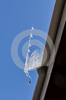 sharp hanging roof ice