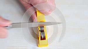 Sharpen a knife on a sharpener