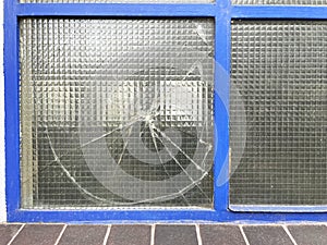 Shattered wire mesh or wired safety glass