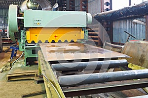 Shear machine for metal sheets
