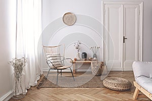 Naprostý bílý záclony na z bílý obývací pokoj pruhovaný prádlo polštář na proutěný židle 
