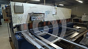 Sheet cutting machine