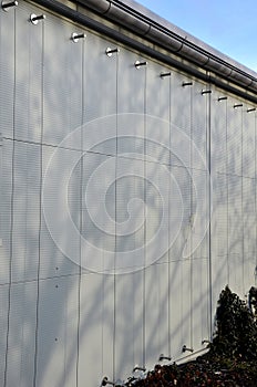The sheet metal wall of the warehouse is improved with stainless