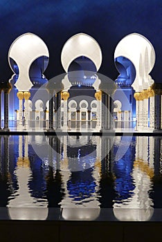 Sheikh Zayed Mosque in Abu Dhabi lateral night view