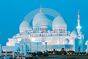 Sheikh Zayed Mosque by night