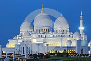 Sheikh Zayed Mosque by night