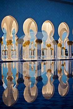 Sheikh Zayed White Mosque in Abu Dhabi at night