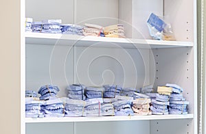 Shelf with lying on her casts of teeth and prosthetic and restorations