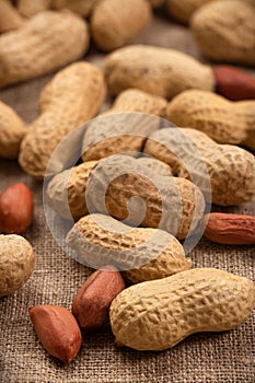 Shelled peanuts on well-shelled peanuts. Whole nuts and shelled kernels