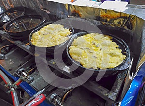 Shellfish and squid, mix in the flour and then fried.