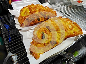 Shellfish and squid, mix in the flour and then fried.