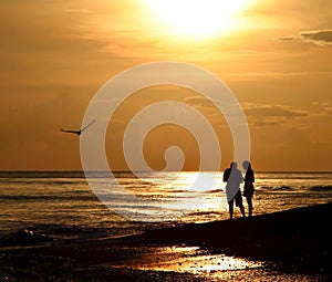 Bombardeo sobre el atardecer sobre el 