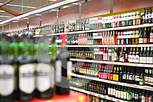 Estantes vino en la tienda 