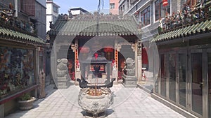 Shenzhen, China: burn incense and worship Buddha in the temple