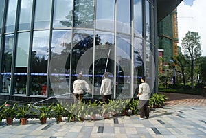 Shenzhen, China: cleaners in cleaning the glass