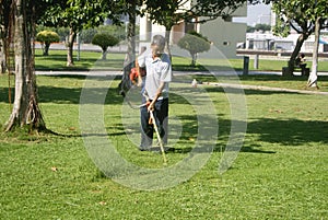 Shenzhen, China: to mow the lawn