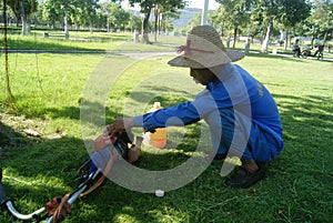 Shenzhen, China: to mow the lawn