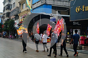 Shenzhen, China: young people to raise the banner of Internet advertising, publicity free Internet