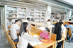 Shenzhen library, readers in reading