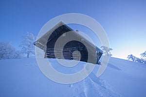 Ovčiarska chata vo Veľkej Fatre pod vrchom Borisov počas zimnej noci