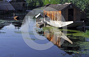 Shikara and house-boat