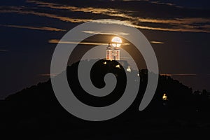 Svieti mesiac. Kalvária pod mesačným svetlom v noci. Osvetlená historická pamiatka. Nočné fotenie.