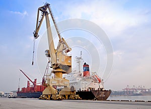 The ship crane, loading discharging operation for transfer the cargo shipment in export and import, works by stevedore labor in