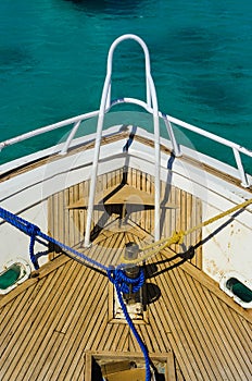 Ship deck with blue rope and yellow rope